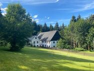 Ausbaupotential von großem Haus, Nebengebäude, Scheune und Garagen in Alleinlage - Annaberg-Buchholz