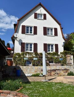 Stilvolles Wohnhaus mit großem Garten. Familienfreundliche Wohnlage in Nähe von Schule-Kindergarten- Bushaltestelle. - Villingen-Schwenningen