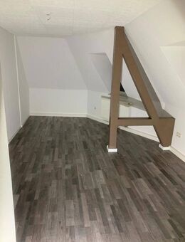 SCHÖNE 3-Raum-Wohnung Dachgeschoß, Nähe Zentrum Werdau, ca. 75 qm - Werdau