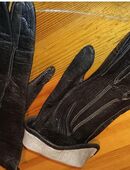 2 Paar DAMEN - LEDERHANDSCHUHE SEHR Weiches LEDER 1 x Farbe Schwarz ca 70 jahre alt incl. VERSAND 36 € in 75038