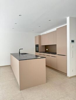 Modernes Wohnen im Grünen: Stilvolle EG-Wohnung mit Terrasse in Hilzingen - Hilzingen