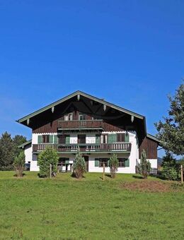Traditionell alpenländisches Bauernhaus mit Bergblick in Inzell im Chiemgau - Inzell