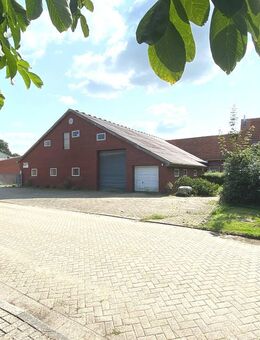 Platz für Ideen: Ehemaliger Hof mit Wohnhaus, Hallen und Land in ruhiger Lage - Kluse