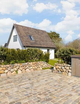 Erstbezug nach Kernsanierung - Ihr Zuhause in idyllischer Lage nahe dem Wenningstedter Dorfteich - Wenningstedt-Braderup (Sylt)