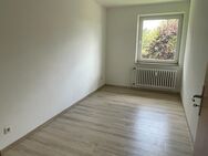 Helle Wohnung mit Balkon, Wanne und Laminat - Duisburg