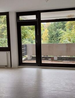 Hochwertig sanierte 3-Zimmer Wohnung mit Balkon, Aufzug und TG-Stellplatz am Rosenaupark - Nürnberg