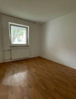 Modernisiert und frisch renoviert - 3-Zi.-Wohnung im Erdgeschoss mit Balkon - Osnabrück