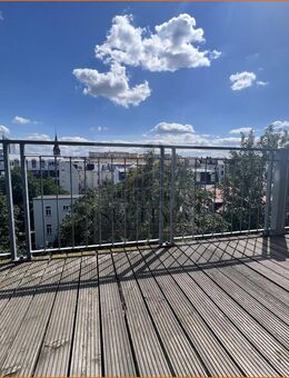 Wunderbarer Blick über die Dächer, großzügige und helle 2 Raumwohnung mit Balkon in zentraler Lage - Leipzig