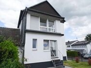 Eitorf-Irlenborg, kernsaniertes 4 Zimmerhaus mit vermieteter Einliegerwhg, Gartennutzg, Carport, viel Abstell -und Parkmöglichk., Haustiere willkommen - Eitorf