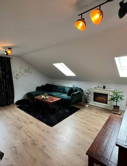 Helle und attraktive DG-Wohnung mit zwei Stellplätzen und Gartenanteil !!! - Pettendorf