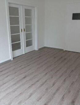 Große helle 3 Zimmer-Erdgeschoss-Whg. mit Badewanne, Einbauküche & Kfz.-Platz in Bahnhofsnähe - Hameln