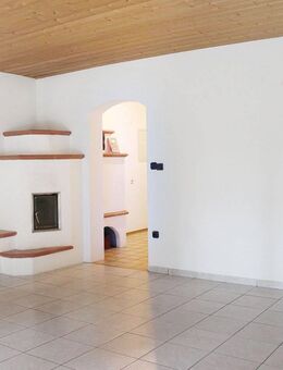 Gartenwohnung, 67 m2 große 1-Zimmer Wohnung, leichter Souterrain mit Terrasse am Samerberg - Samerberg