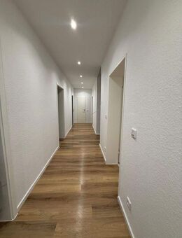 Erstbezug neu sanierter 4,5-Zimmer-Erdgeschosswohnung mit neuer EBK in zentraler Lage - Langenfeld (Rheinland)