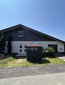 Großes Einfamilienhaus mit Einliegerwohnung in traumhafter Lage und Ausblick in Lichtenfels-Neukirchen - Lichtenfels (Hessen)