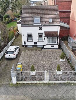 Stark sanierungsbedürftiges Objekt mit Wasserschaden - Platz für Ihren Neubau in guter Lage - Düsseldorf