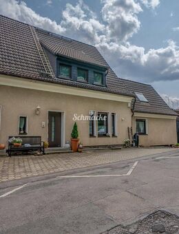 Mehrgenerationenhaus mit 3 Wohneinheiten, einer Büroeinheit und zwei großen Garagen für mehrere PKW - Iserlohn