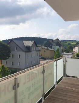 Großer Balkon! Mit Aufzug und ebenerdiger Dusche! Solarstromnutzung! Erstbezug! Sofort bezugsfrei! - Schwarzenberg (Erzgebirge) Zentrum