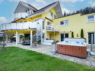 Traumhafte Villa mit drei erstklassigen Wohneinheiten, Saunen, Außenpool, Whirlpool und PV-Anlage. - Elzach