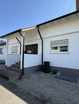 Stilvoll wohnen im Zweifamilienhaus - großzügige 3-ZKB im EG mit Kamin, Terrasse und Pergola - Neulußheim
