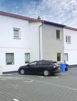 Friedberg-Fauerbach: MFH mit 4 Wohneinheiten, 9 Garagen & 4 Pkw-Stellplätzen - großes Grundstück - Friedberg (Hessen)