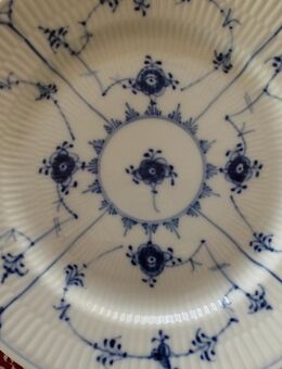 Royal Copenhagen Dekor: „Blue Fluted Plain“. 5 Teller mit 19 cm Durchmesser, 5 Untertassen. Original Royal Kopenhagen. Wie laden-neu. KEINE Gebrauchsspuren. TOP Zustand. Tierfreier Nichtraucher-Haushalt. Abgabe nur als Konvolut, keine Einzelteile. - Bad Oeynhausen