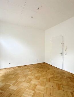 58 M² GROßE 2-ZIMMER-ALTBAUWOHNUNG MIT BALKON - HOHE DECKEN, PARKETT und MODERNES BAD - Krefeld