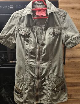 Verkaufsbeschreibung: Kurzes Safari-/Utility-Kleid von River Island - Rosenfeld