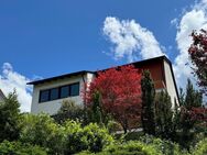 Schönes Ein- oder Zweifamilienhaus in Randersacker mit Blick auf die Weinberge. - Randersacker