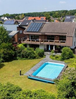 Engel & Völkers: Platz für Visionen - Großzügiges Wohnen mit Baugrundstück am Waldrand von Lohmar-Süd - Lohmar