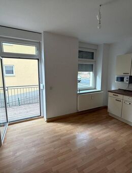 Wunderschöne 2-EG-Raum-Wohnung mit Balkon und EBK - Chemnitz