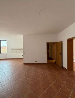 geräumige 4- RWE mit Fahrstuhl und offener Küche ! - Görlitz