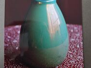 Blumenvase, grün changierend, wie “Perlmutt“. Sehr schöne, harmonisch geformte Vase. Bauchig, ovale Vase, Keramik, Selten, Alt ca. 1920. Höhe ca. 23 cm, Grösster Durchmesser ca. 13-14 cm, Durchm. oben ca. 8-9 cm. Neutrales Grün mit „Perlmutt-Effekt“. - Bad Oeynhausen