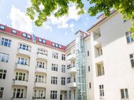 Stilvoll investieren: Vermietete Altbauwohnung mit Tageslichtbad und Südwest-Balkon - Berlin
