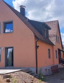 Sehr gepflegtes 2 Familienhaus mit 2 Doppelgaragen und Garten in ruhiger Lage von Igensdorf - Igensdorf