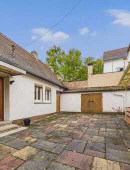 Geräumige Doppelhaushälfte mit vielseitig nutzbarem Nebengebäude und Garage - Neustadt (Aisch)