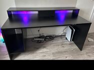 xxl gaming Tisch zocker desk schreibtisch mit farbwechsel Beleuchtung mit Fernbedienung 160 cm lang Neuwertig gekauft 2023 - Neuried (Bayern)