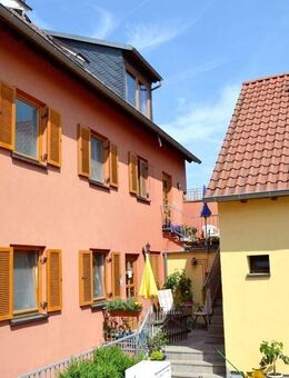 Renditeobjekt: Wohnung 5 Zimmer unterteilt in 2 Wohnungen, Wfl. 135 qm, 2 x Bad m. Wanne, Heizung mit Solarthermie 2021 neu - Bergtheim