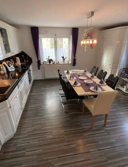 Tolles gepflegtes ZFH mit 2 Garagen, Carport und Garten ( 3. WHG möglich) - Brunn (Bayern)