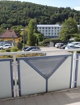 Verfügbar ab ca. 01.10.2025 // Seniorengerechtes Wohnen, 3-Zimmer-Wohnung mit Aufzug, 2 Balkone, EBK, 2 PKW-Stellplätze direkt am Haus - Bad Brückenau