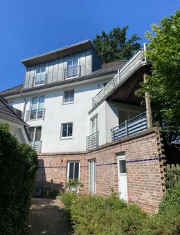 Gepflegte 2 Zimmerwohnung über 2 Etagen / Mit Balkon, Terrasse und Einbauküche - Reinbek