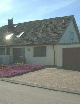 Wohnhaus mit Doppelgarage in Tuningen! - Tuningen