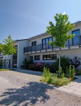 Neuwertige Dachgeschoß-Wohnung mit separaten Nutzflächen im UG - in ruhiger Lage am Ostufer des Starnberger Sees - Münsing