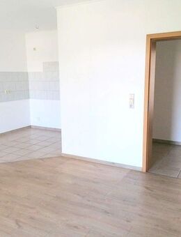 !! 4-Zimmer-Wohnung mit West-Balkon und Fußbodenheizung in ruhiger Nebenstraße !! - Chemnitz