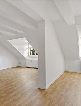 Geräumige 3-Raum-Wohnung im DG hell, gemütlich und gut geschnitten - Weißenfels