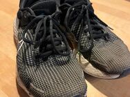 Gym Schuhe von muskulösem 19 Jährigen - Wiesbaden