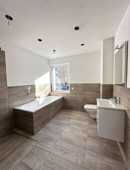 Wohnen mit Aussicht: 4-Zimmerwohnung mit Burgblick, Garten & Balkon - Bodenbelag nach Wahl! - Burglengenfeld