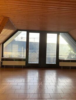 Sirzenich, geräumige 3-Zimmer-Dachgeschosswohnung im 2. OG mit EBK und Balkon - Trierweiler