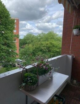 Schön gelegene Zwei-Zimmer-Eigentumswohnung mit großer Loggia, Fahrstuhl und Tiefgaragenstellplatz zu verkaufen - Neumünster