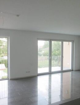Karlsdorf: Großz. Maisonette, EBK, 2 Bäder, Gäste-WC, VRR, Klima, Dachter., Blk., Kellerr., Waschr. - Karlsdorf-Neuthard