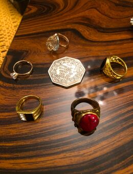 Konvolut zu verschenken 5 Ringe und Medaille Versand moglich - Kehl